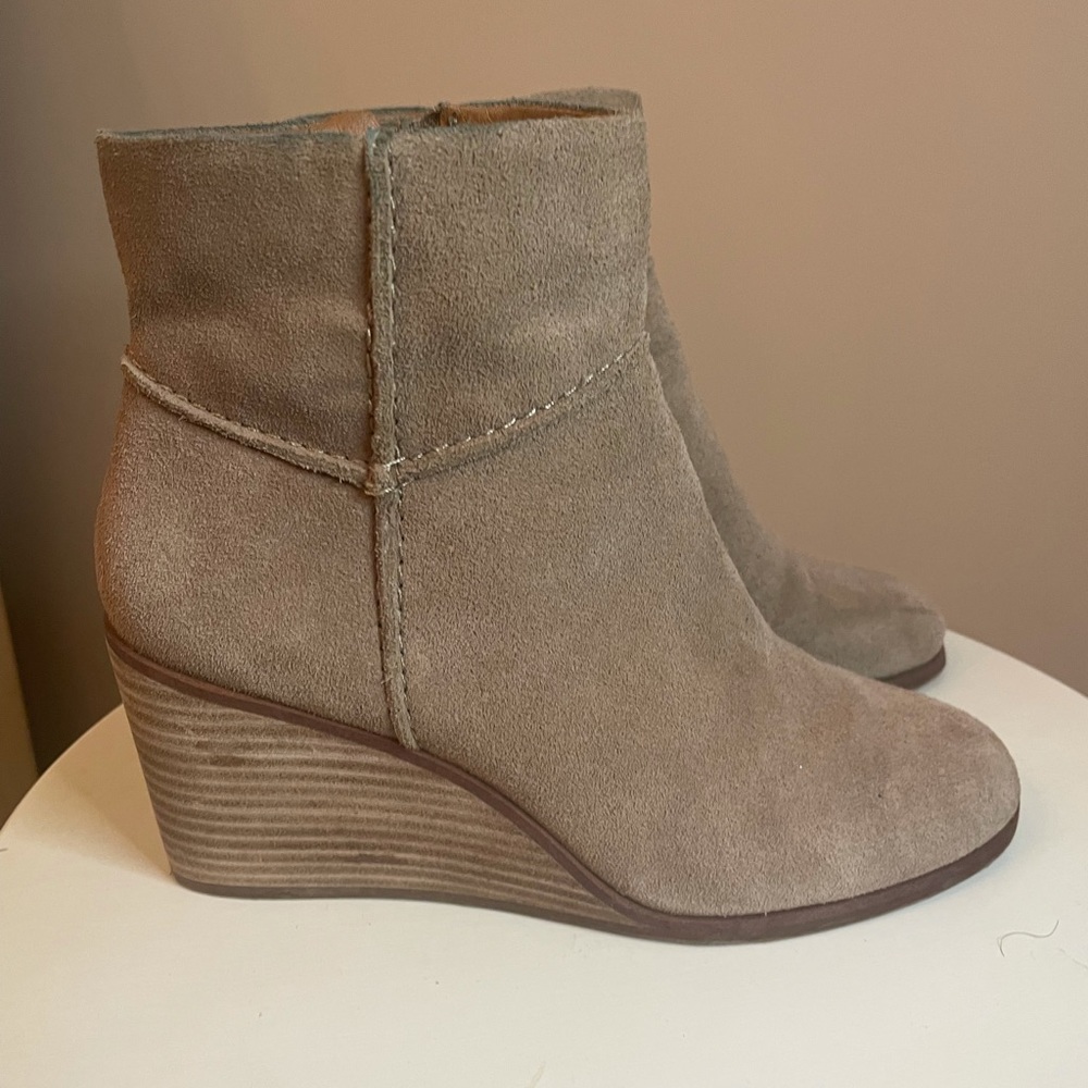 Lucky Brand wedge bootie size 7 1/2 brown suede material